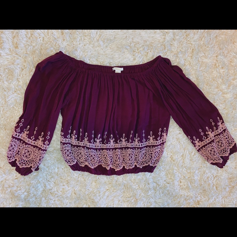 maroon & light pink off the shoulder top ⁣